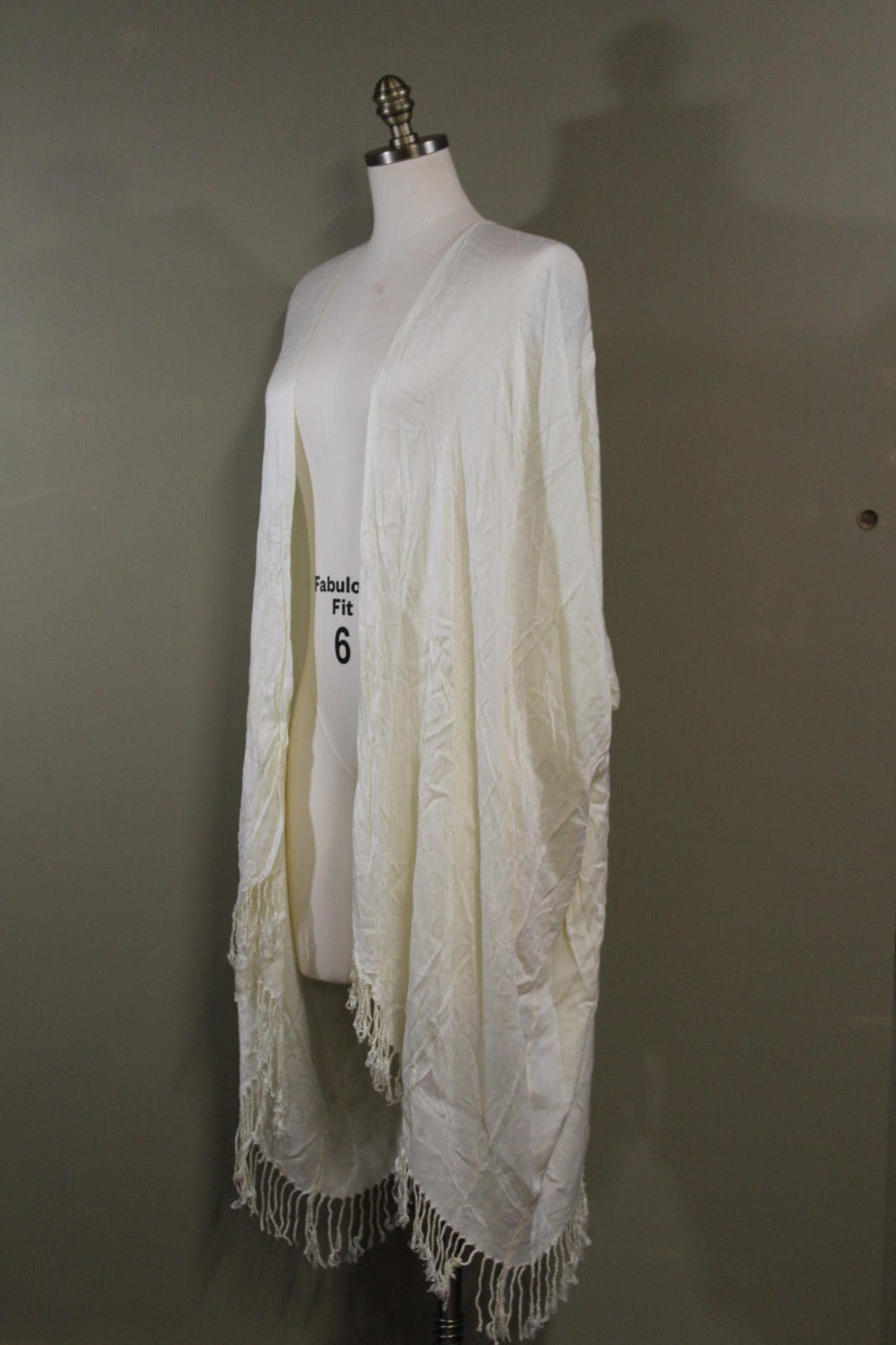 Womens 100% Cotton Kimono in White with screen-printed Honeybee design | sustainbale and handmade