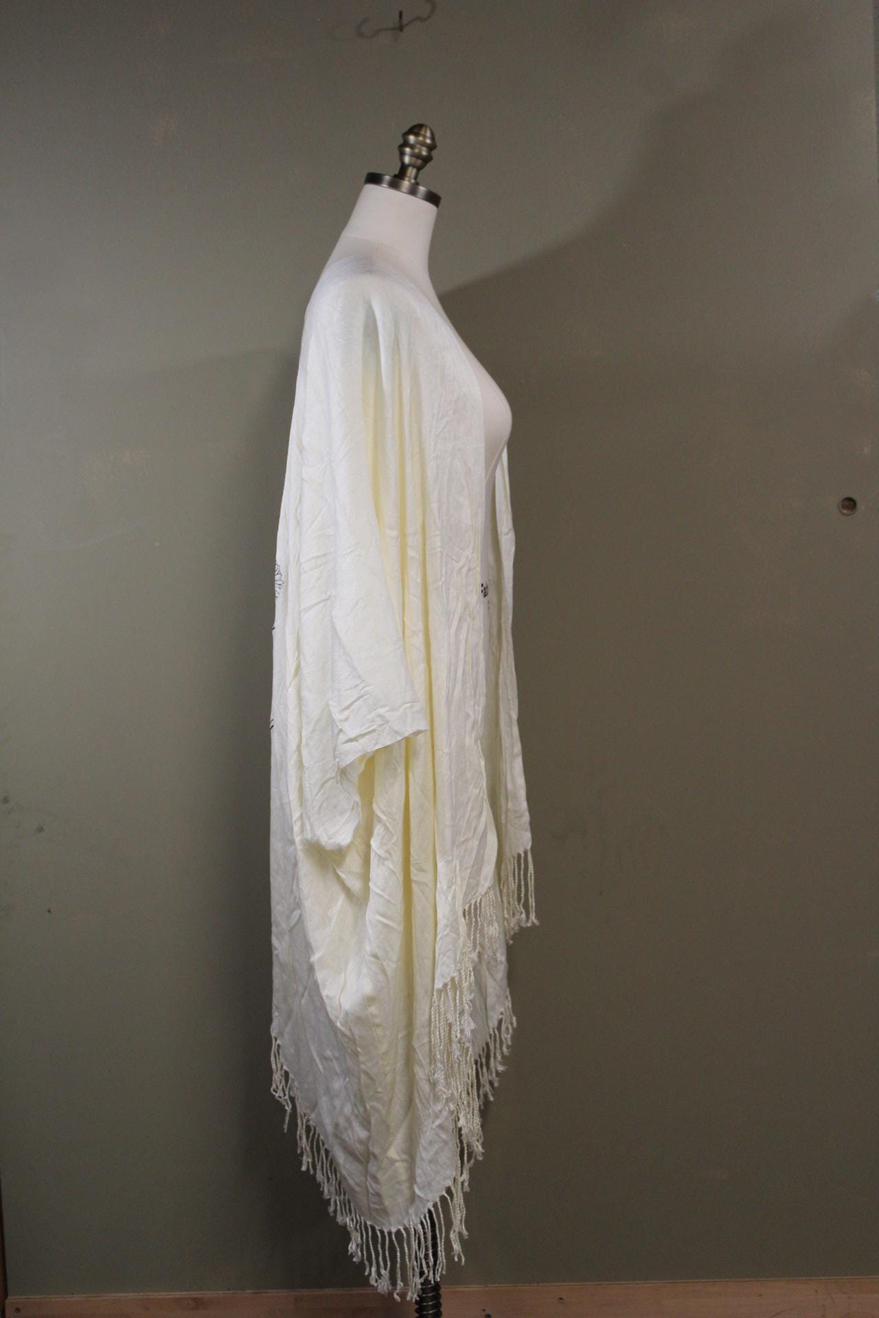 Womens 100% Cotton Kimono in White with screen-printed Honeybee design | sustainbale and handmade