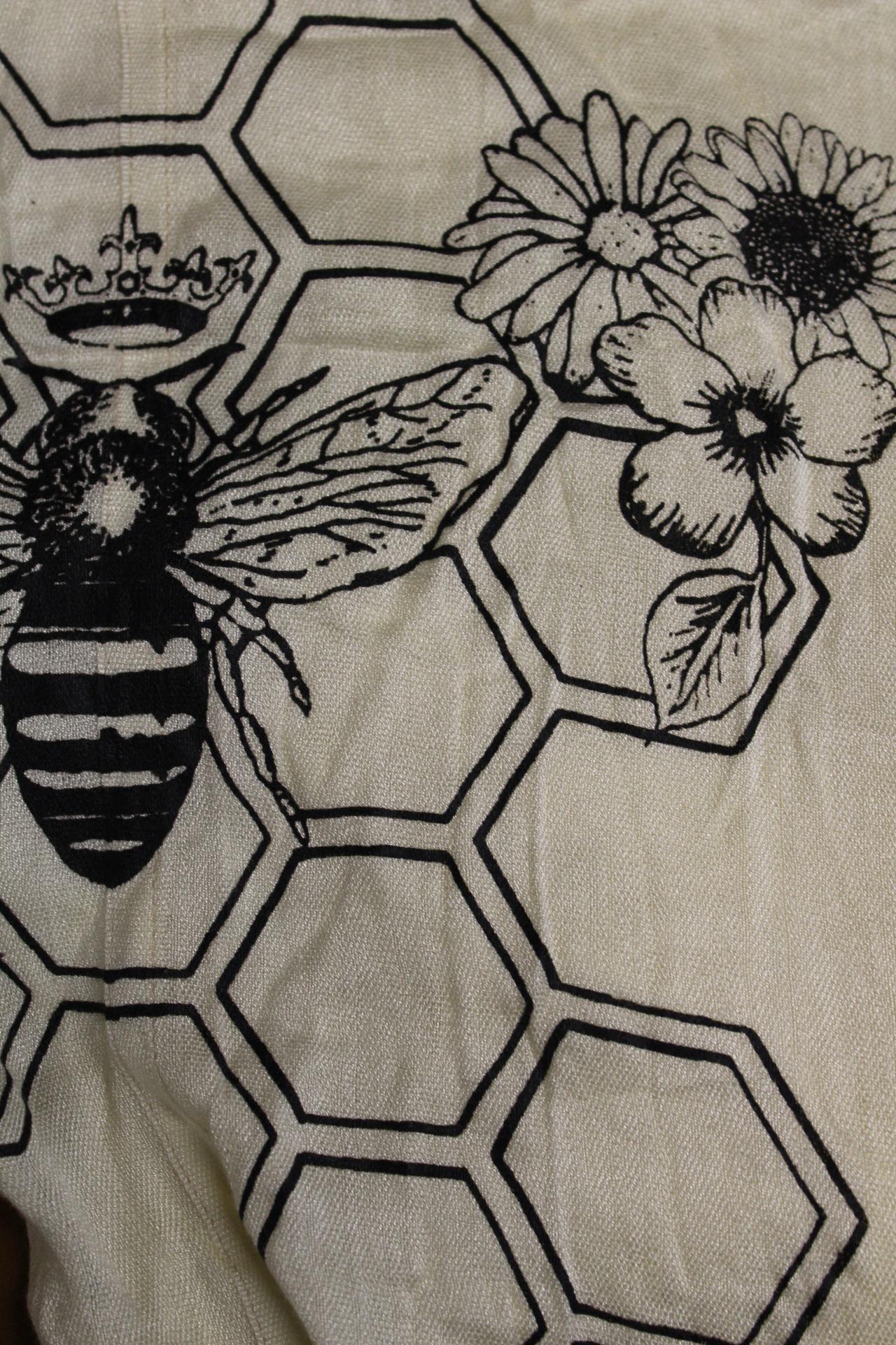 Womens 100% Cotton Kimono in White with screen-printed Honeybee design | sustainbale and handmade