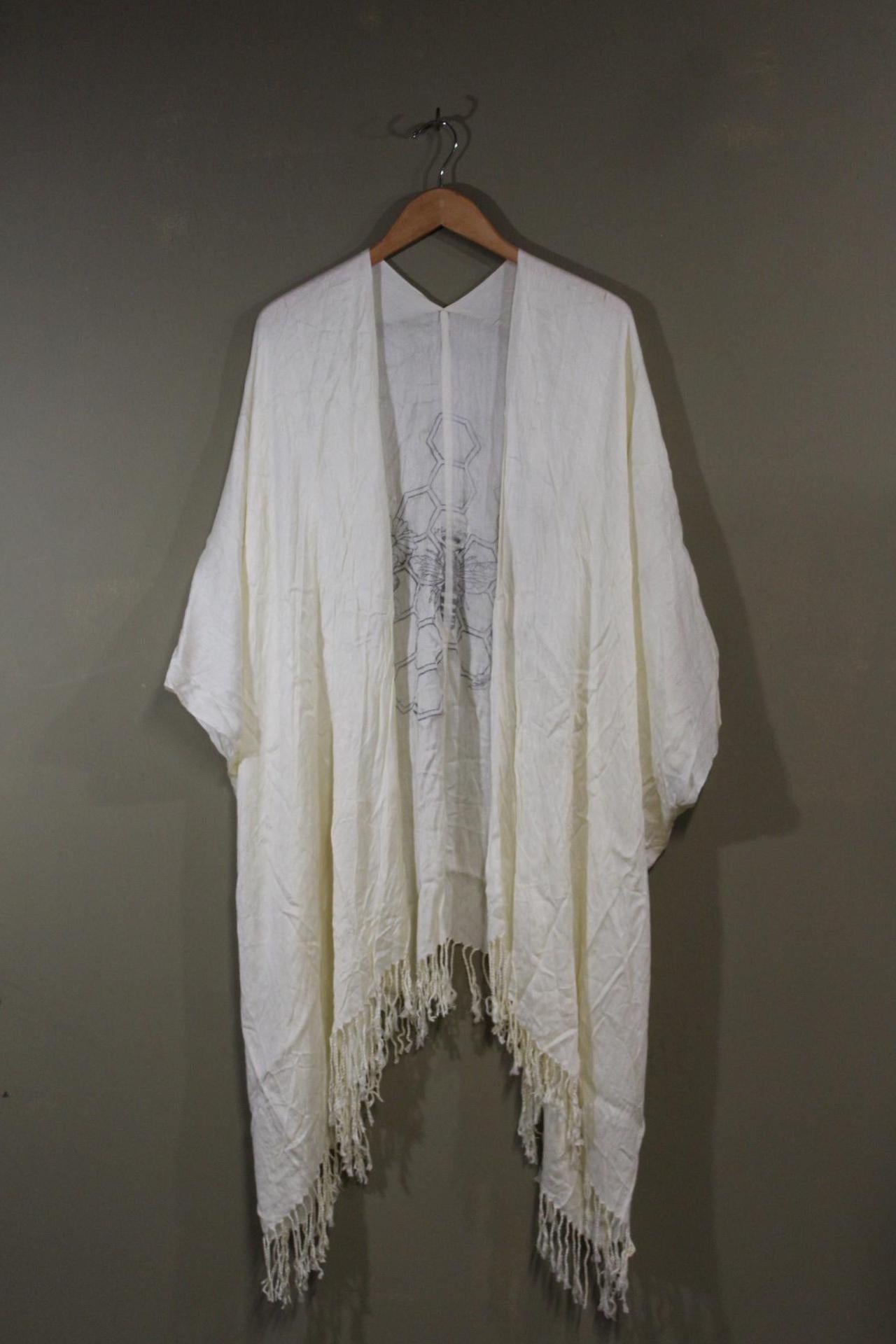 Womens 100% Cotton Kimono in White with screen-printed Honeybee design | sustainbale and handmade
