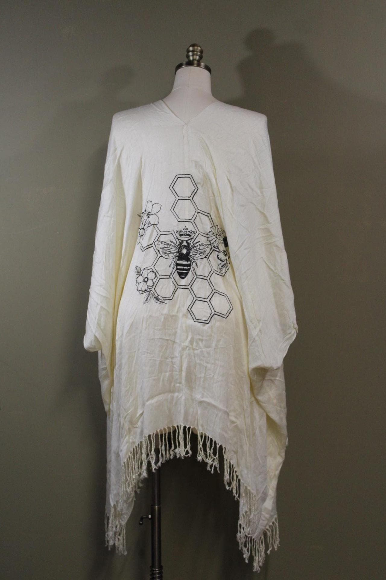 Womens 100% Cotton Kimono in White with screen-printed Honeybee design | sustainbale and handmade